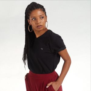 CAMISETA GOLA V CAMALEÃO - PRETA